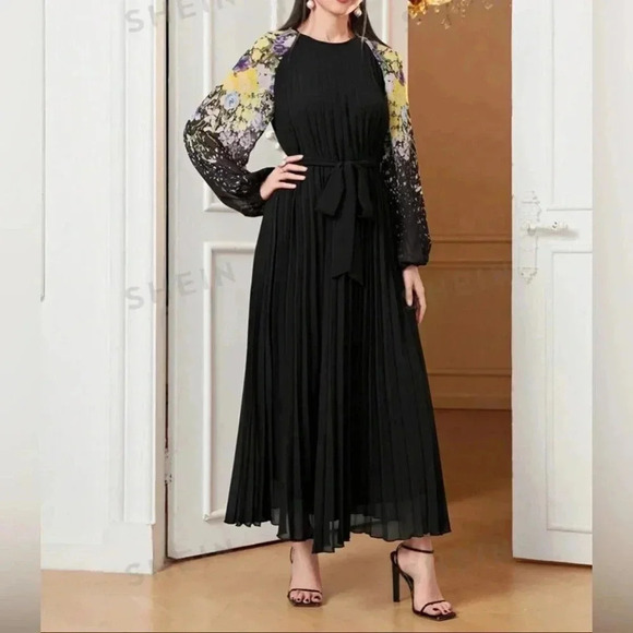 Black Floral pleated Maxi Dress with belt . Size Medium - Picture 4 of 6